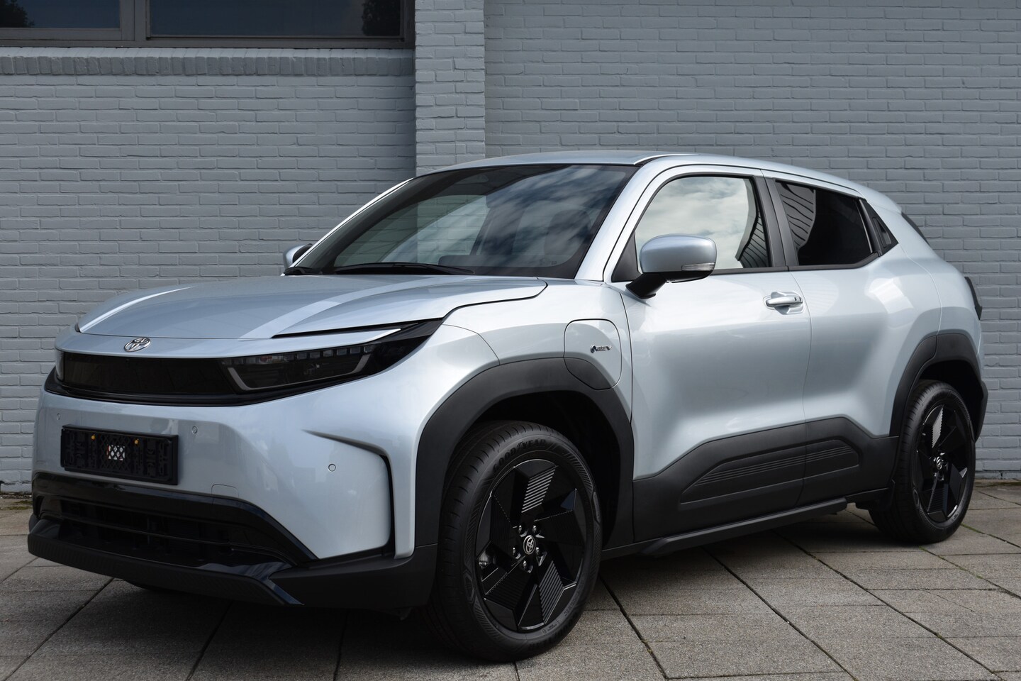 Toyota Urban Cruiser - Dynamic 61 kWh Automaat 174pk | Stoel & Stuur verwarming | Voorruitverwarming | Snellaadpo - AutoWereld.nl