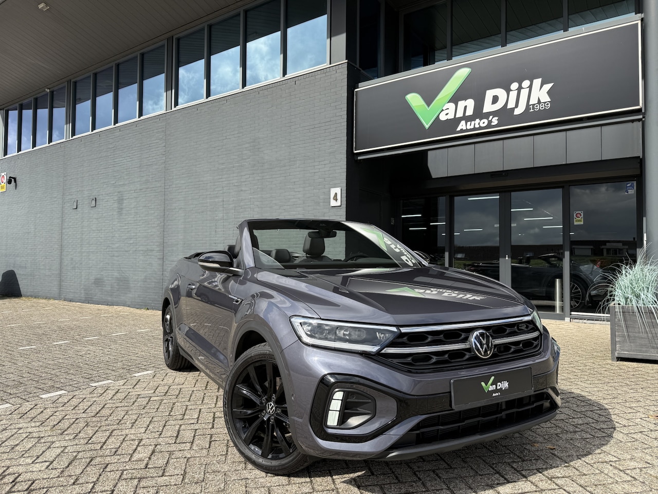 Volkswagen T-Roc Cabrio - 1.5 R-Line Autom. Trekhaak Navi Camera Stuur/Stoelverw. - AutoWereld.nl