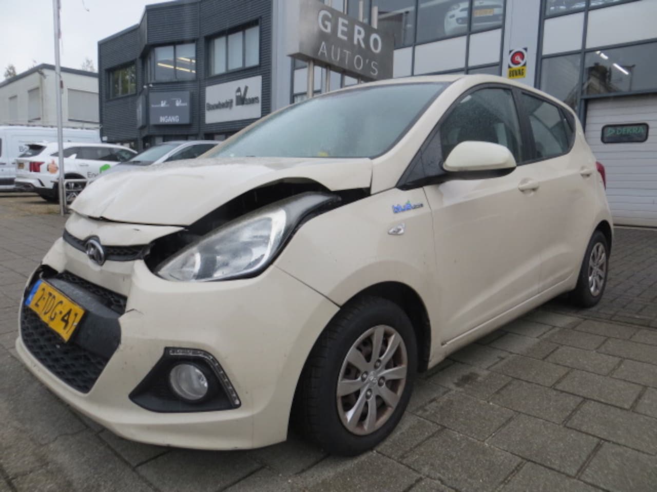 Hyundai i10 - 1.0i i-Motion Comfort Plus rijbare schroef schade ! airbags en raam ok - AutoWereld.nl