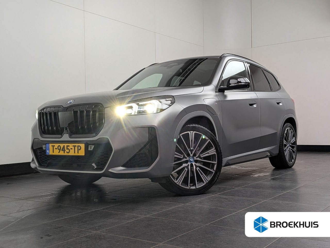 BMW X1 - xDrive30e M-Sport | 1e Eigenaar! | Open Dak | Trekhaak | Sfeerverlichting | harman/Kardon - AutoWereld.nl
