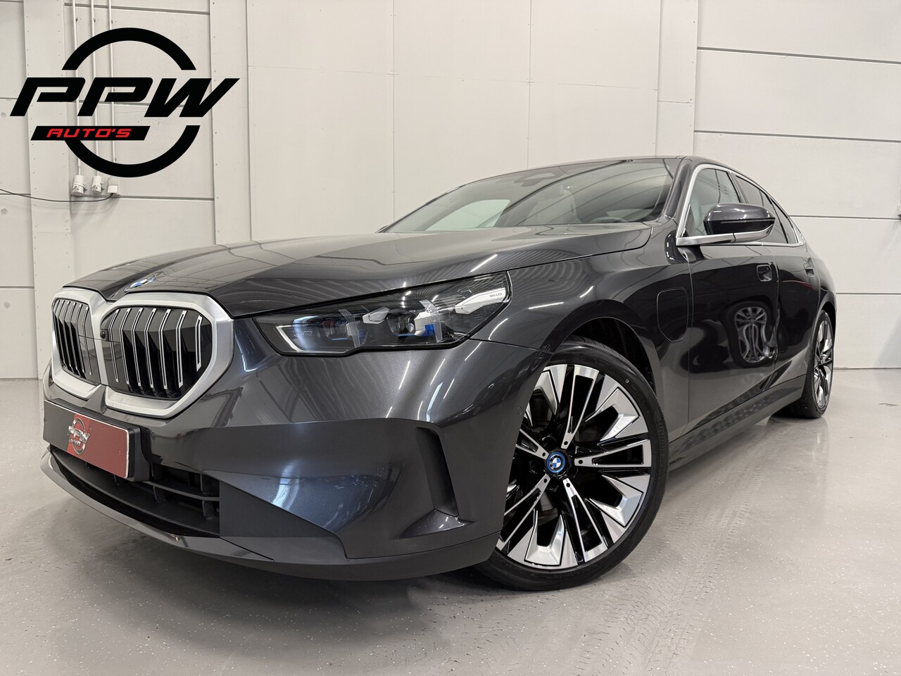 BMW 5-serie - 530e Edition PANO/H&K/HEAD-UP/LEER-SPORT/CURVED-DISPLAY/360CAMERA/20"/LED-ADAPTIVE/ELECTR. - AutoWereld.nl