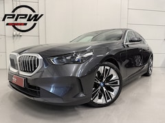 BMW 5-serie - 530e Edition PANO/H&K/HEAD-UP/LEER-SPORT/CURVED-DISPLAY/360CAMERA/20"/LED-ADAPTIVE/KEYLESS