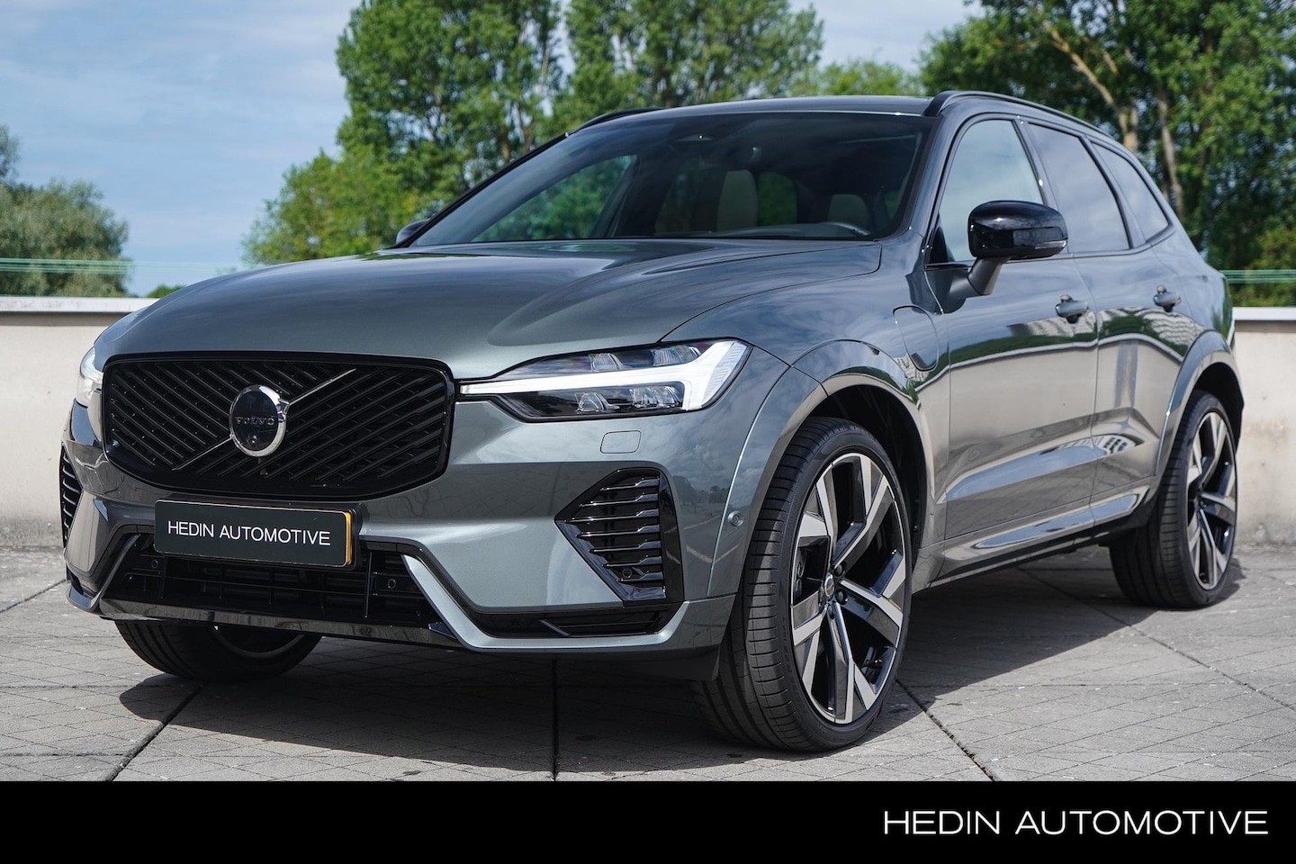 Volvo XC60 - T6 Plug-in hybrid AWD Ultra Dark Luchtvering | Panoramadak | 22"LM velgen | privacy Glass - AutoWereld.nl