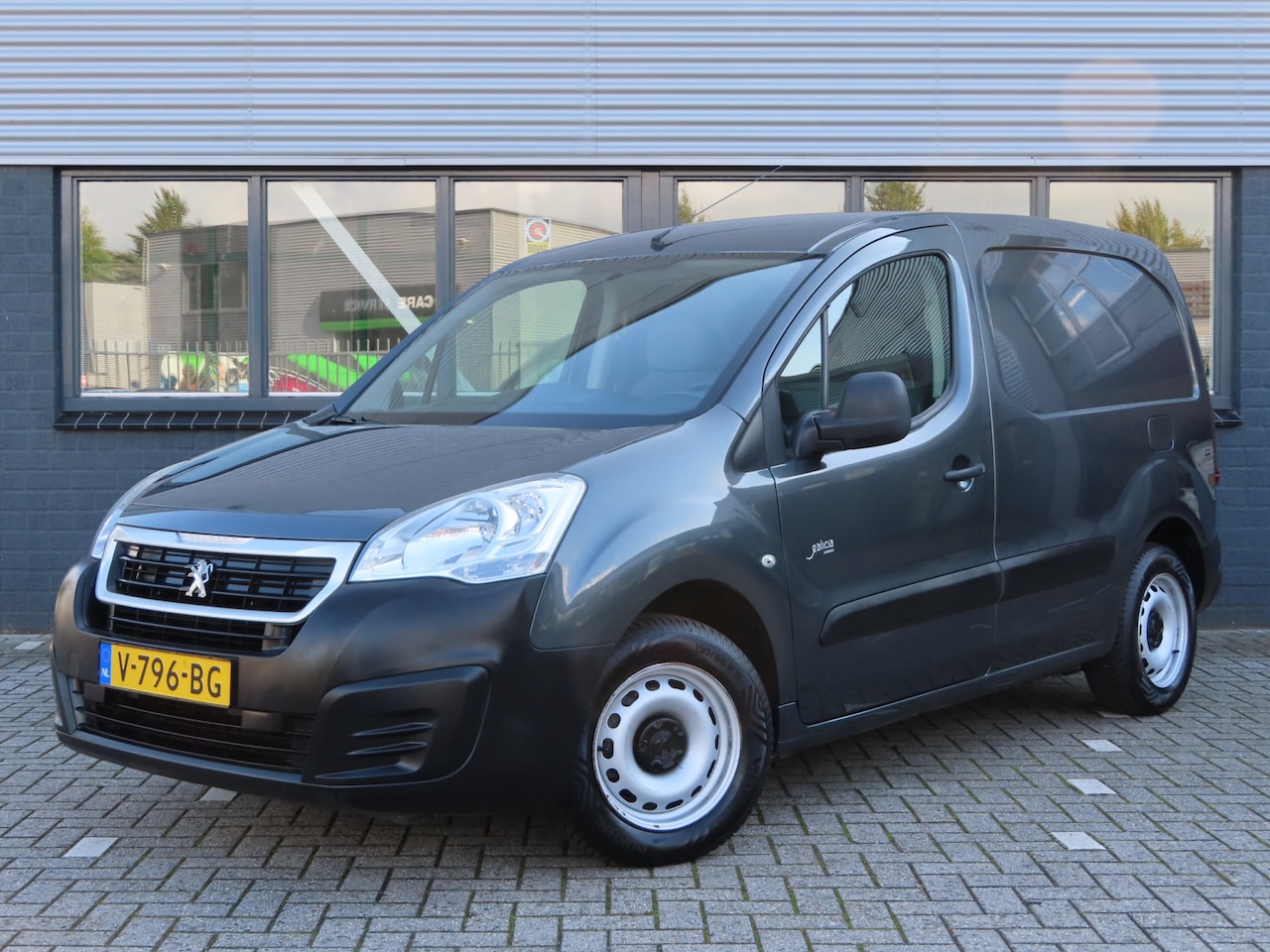 Peugeot Partner - 120 1.6 BlueHDi 75 L1 XR | airco | schuifdeur | cruise | bluetooth - AutoWereld.nl