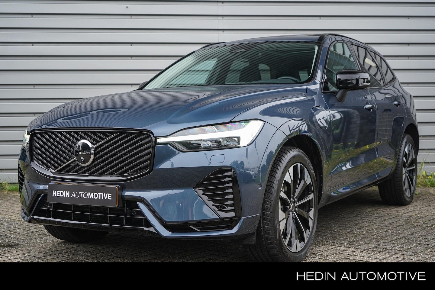 Volvo XC60 - 2.0 T6 Plug-in hybrid AWD Ultra Dark | Panoramadak | Luchtvering | Stuur en Stoelverwarmin - AutoWereld.nl