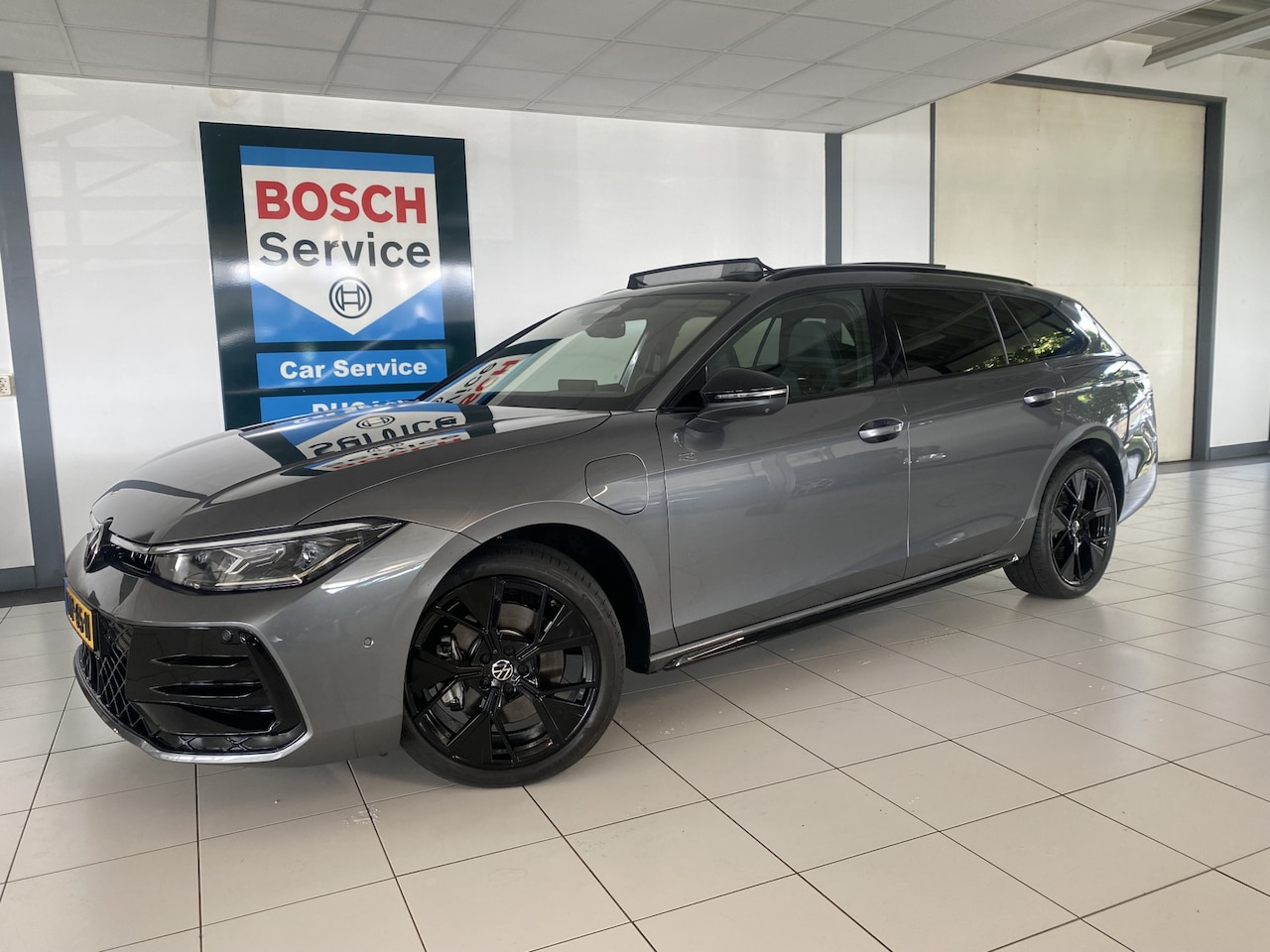 Volkswagen Passat Variant - 1.5 eHybrid R-Line Edition 272 PK Black edition Panoramadak /Trekhaak /Carplay / Stoelverw - AutoWereld.nl