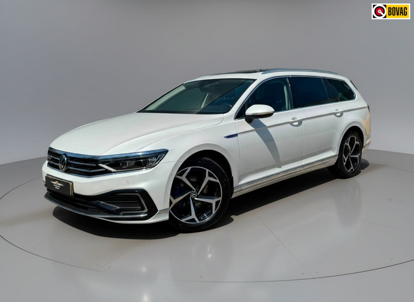 Volkswagen Passat Variant - 1.4 TSI * Panoramadak * Navigatiesysteem * Trekhaak * - AutoWereld.nl