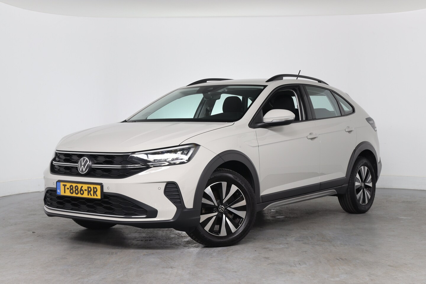 Volkswagen Taigo - 1.0 TSI Life Automaat | Camera | Stoelverwarming | Parkeersensoren Voor & Achter | Apple C - AutoWereld.nl