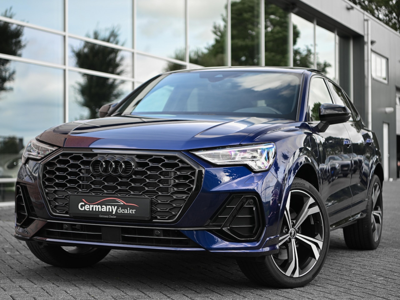 Audi Q3 - 45TFSI E Edition-One 245pk S-Line Black Optic Pano Carbon ACC LED-Matrix Virtual 20-Inch M - AutoWereld.nl