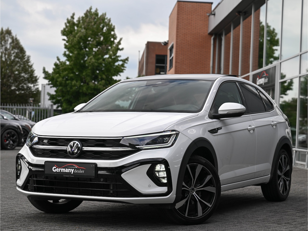 Volkswagen Taigo - 1.0TSI R-Line Business Pano Beats-Audio IQ-Light Camera Keyless 18-Inch Zetels VOL! - AutoWereld.nl