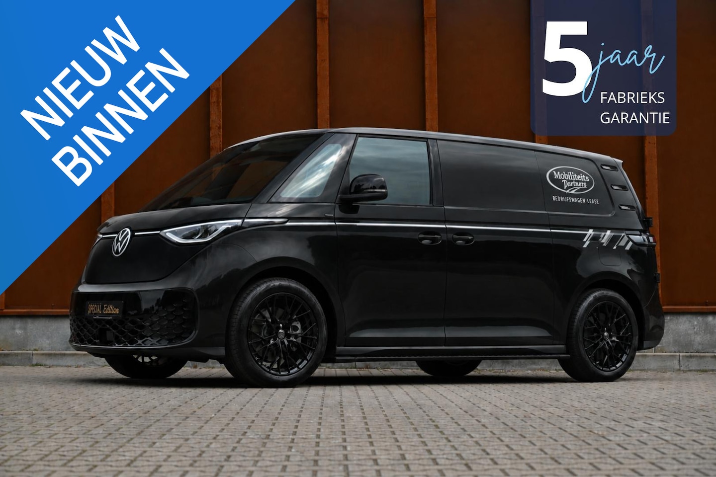 Volkswagen ID. Buzz Cargo - 79 kWh Black Edition 286pk| Long Range 454 km | 2x schuifdeur | € 559,= pm - AutoWereld.nl