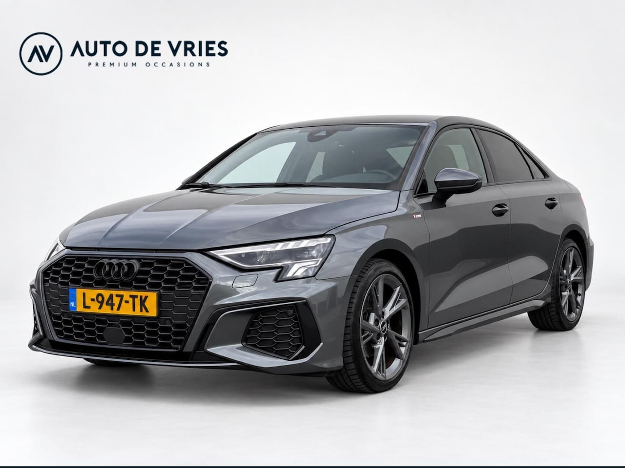 Audi A3 Limousine - 30 TFSI Automaat S Edition S-Line | Blackline | Carplay | Camera | Stoelverwarming - AutoWereld.nl
