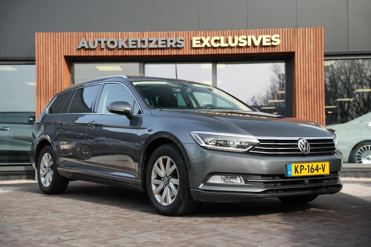 Volkswagen Passat Variant - 1.6 TDI Connected Series Navi Camera Cruise Clima Stoelverw. - AutoWereld.nl