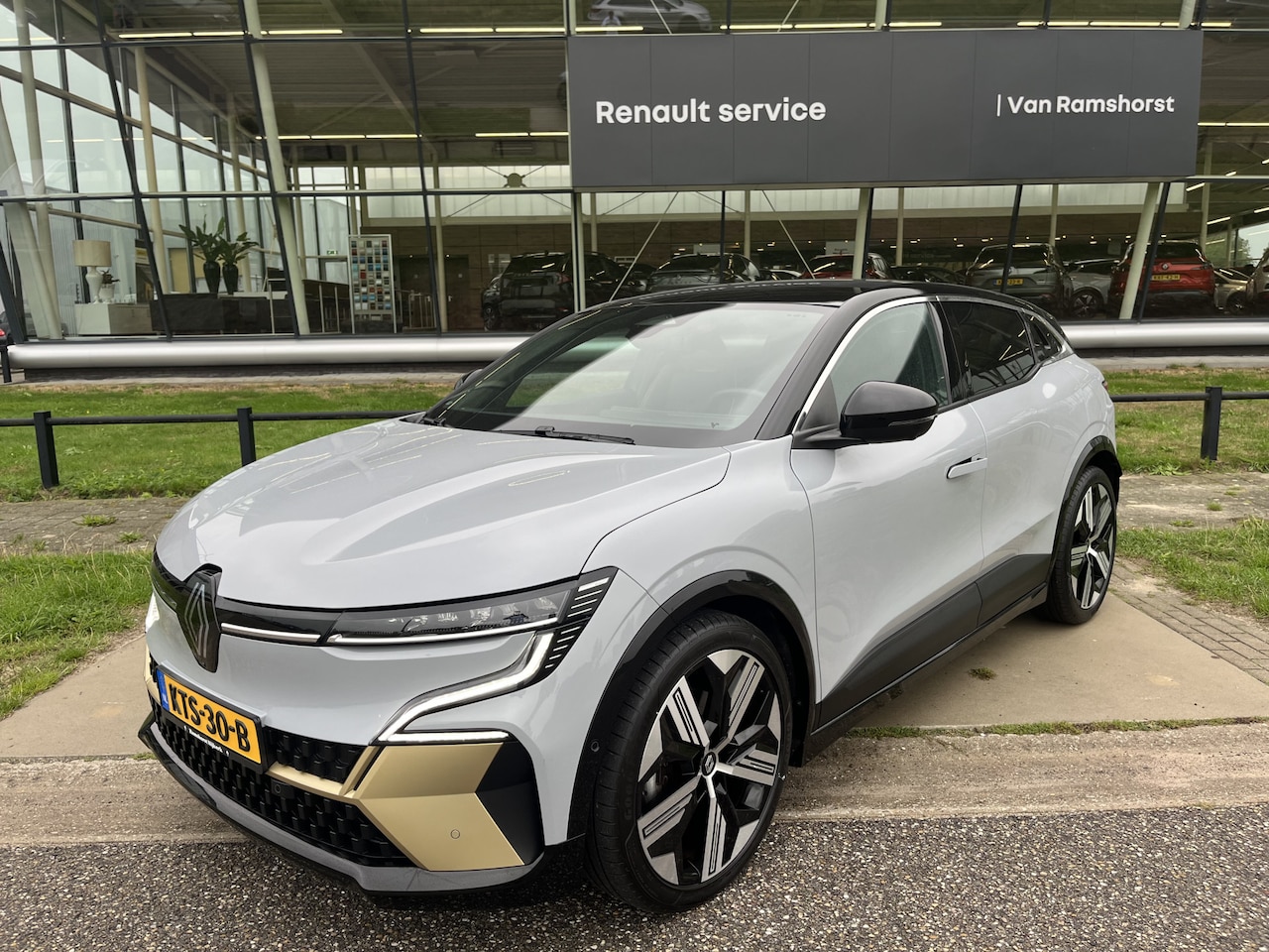 Renault Mégane E-Tech - EV60 220PK Iconic / 360 Camera / Winter pakket / Climate / Apple Carplay / Android Auto / - AutoWereld.nl
