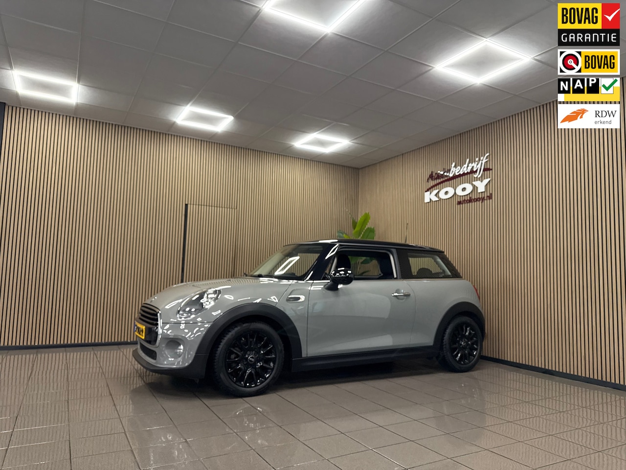MINI 3-Deurs - 1.5 Cooper * Automaat / 1e Eig / Navigatie / LM Velgen / Cruise control / NL Auto * - AutoWereld.nl