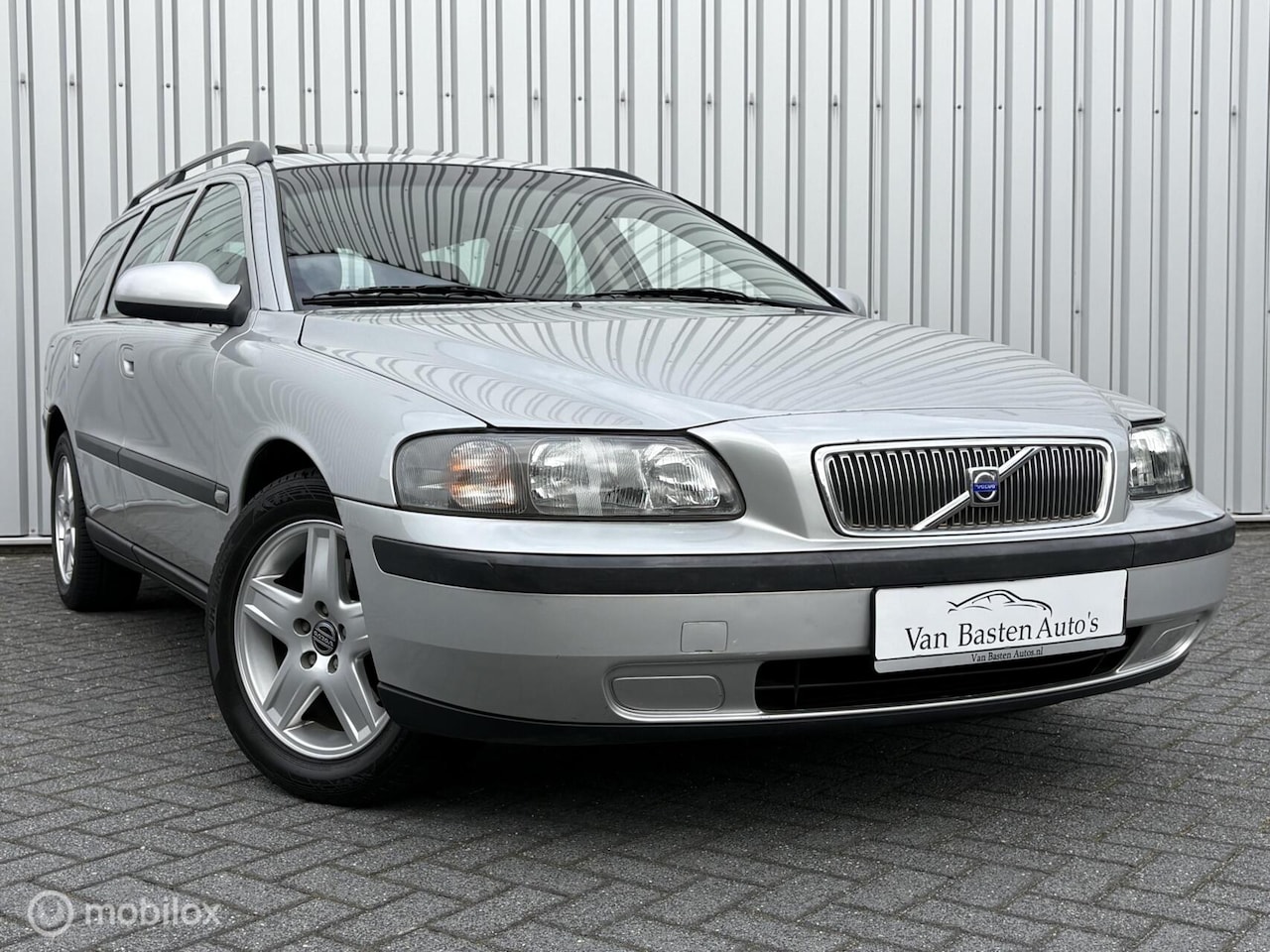 Volvo V70 - 2.4 Comfort | Leder | Schuifdak | Youngtimer | 110.000km | 2e eigenaar | Volledige histori - AutoWereld.nl