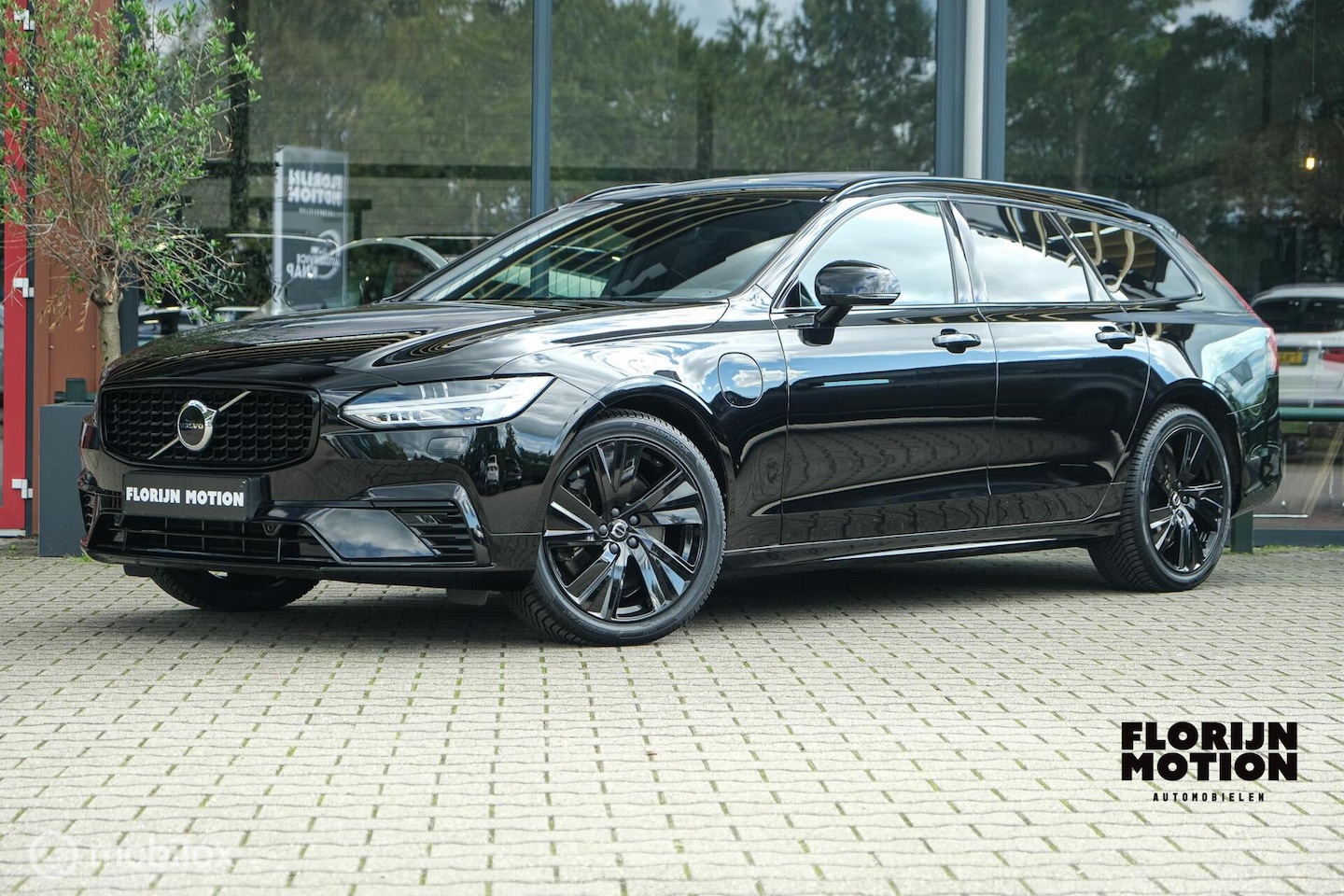 Volvo V90 - 2.0 T8 AWD R-Design | Stoel en stuurwielverwarming | HUD | ACC | Trekhaak | Pano | Pilot a - AutoWereld.nl