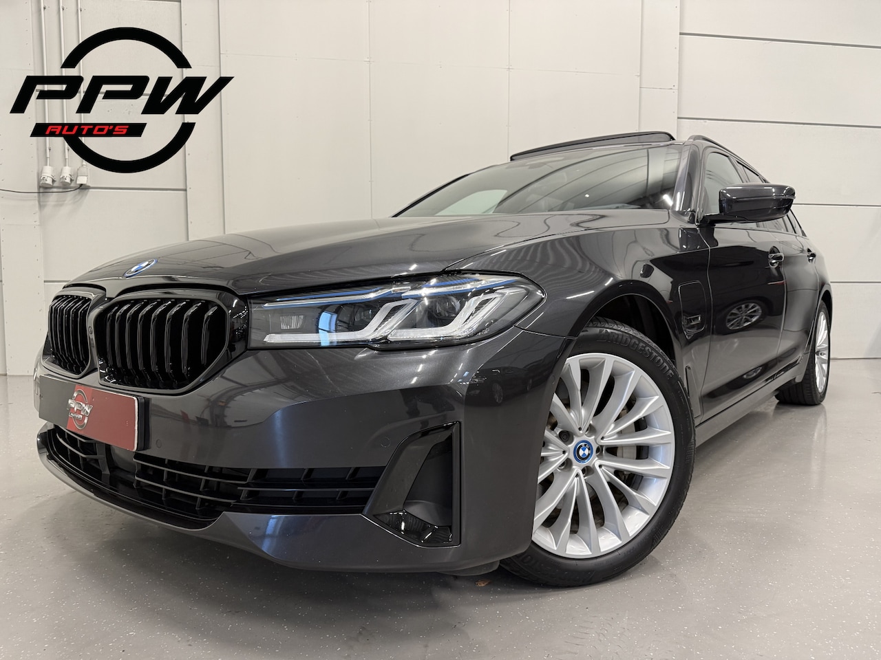 BMW 5-serie Touring - 530e xDrive High exe PANO/TREKHAAK/H&K/LASER/360CAMERA/HEAD-UP/ACC/LEER-SPORT/SFEER/DRIVIN - AutoWereld.nl