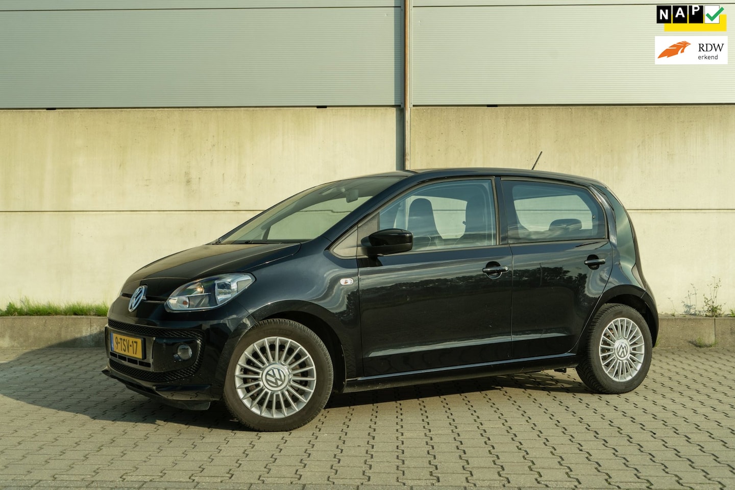 Volkswagen Up! - 1.0 high up! BlueMotion - lederen bekleding - PDC - navigatie - airco - cruise - AutoWereld.nl