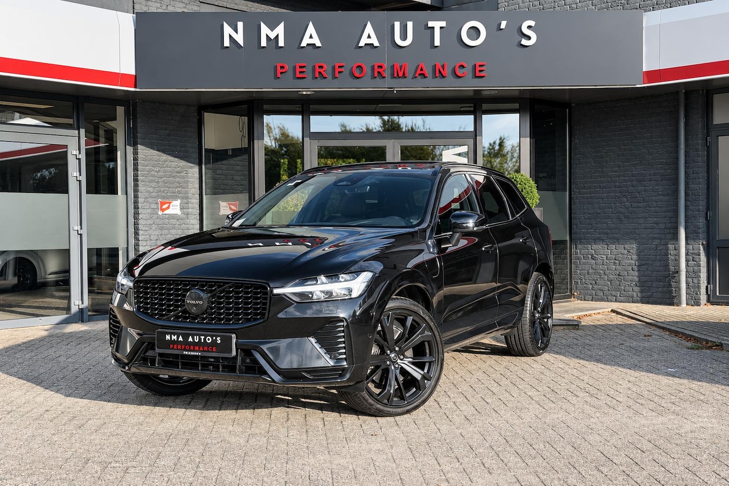 Volvo XC60 - 2.0 T6 Plug-in hybrid AWD Ultimate Black Edition ACC, PANO, KEYLESS GO, STOEL & STUURVERWA - AutoWereld.nl