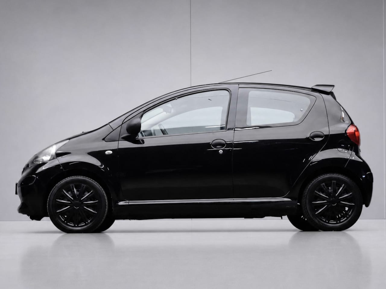 Toyota Aygo - 1.0-12V Sport (BLACK EDITION,SPOILER,AUX,SPORTSTOELEN,NETTE STAAT,NIEUWE APK) - AutoWereld.nl