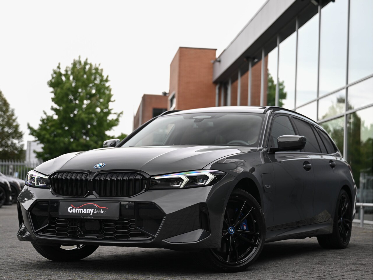 BMW 3-serie Touring - 330e xDrive 292pk M-Sport+Pro Schaalstoelen Dravit Pano Trekhaak 19-inch - AutoWereld.nl