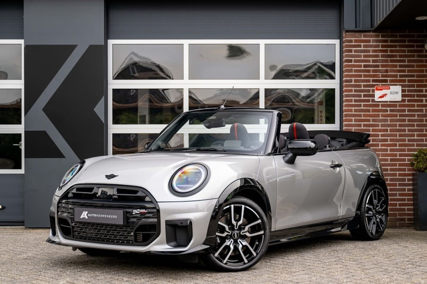 MINI Cabrio - Cooper S JCW | John Cooper Works | Harman/Kardon | Head-Up | Driving Ass. Plus | 360 Camer - AutoWereld.nl
