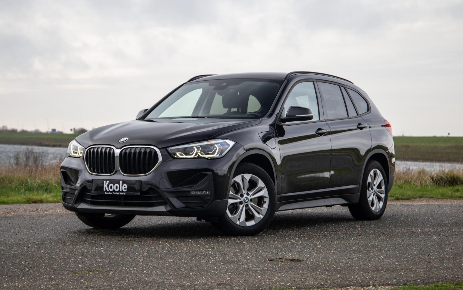 BMW X1 - xDrive25e Executive CAMERA / CARPLAY / HEAD UP DISPLAY / LEDER / LED / CRUISE CONTROLE / S - AutoWereld.nl