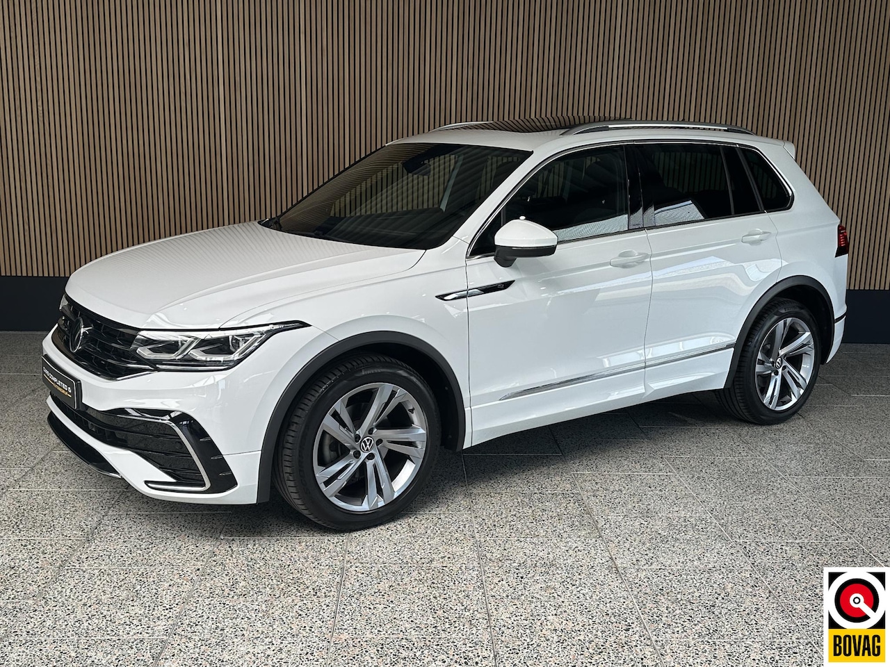 Volkswagen Tiguan - 1.5 TSI ACT Highline Business R Trekhaak | Panodak | IQ LED - AutoWereld.nl