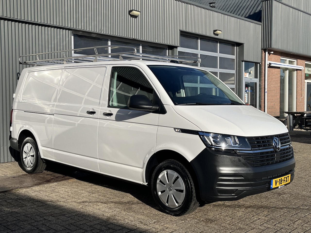 Volkswagen Transporter - 2.0 TDI L2H1 150pk dubbele schuifdeur Airco Cruise controle Imperiaal Trekhaak 2500kg trek - AutoWereld.nl