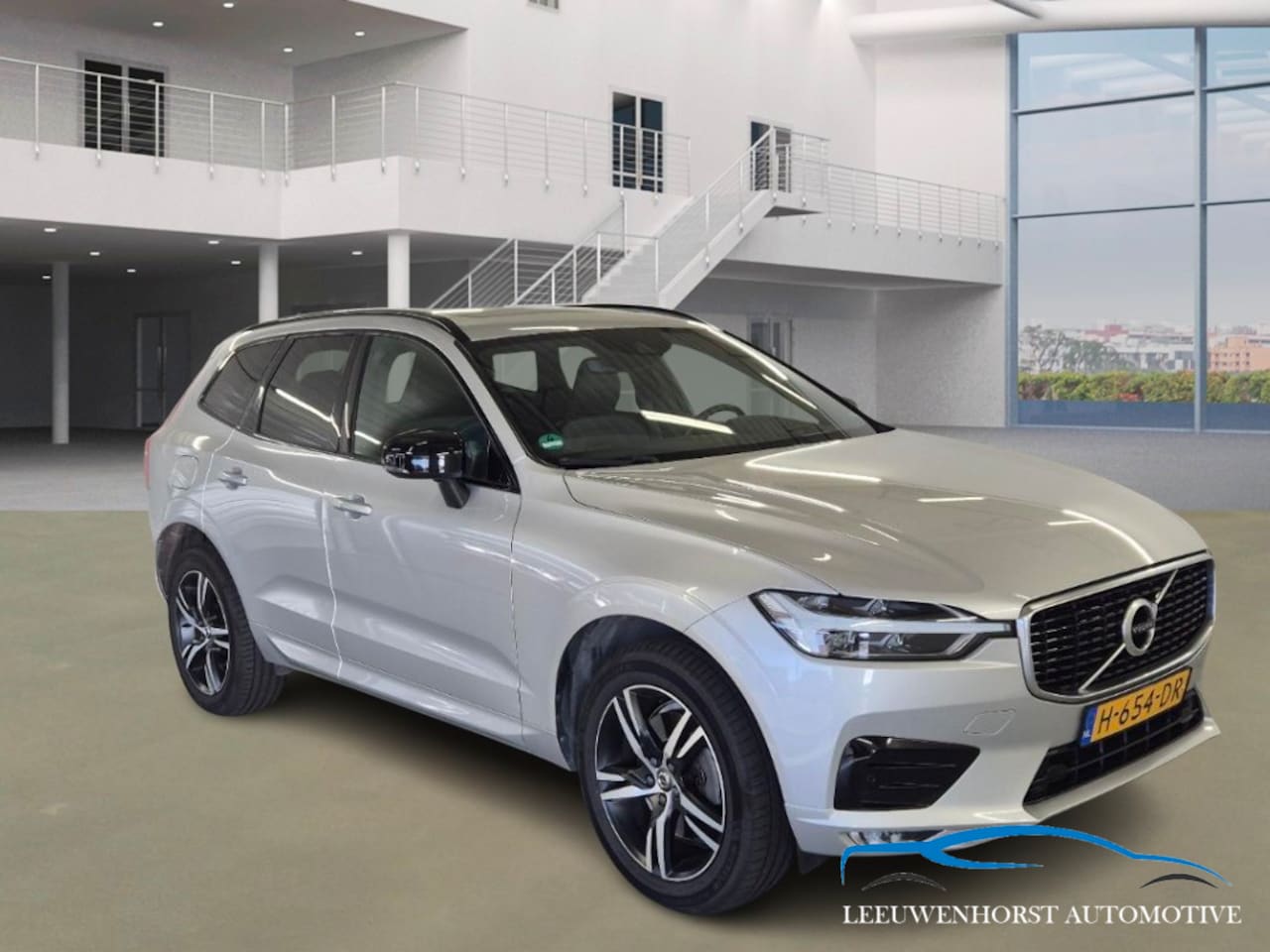 Volvo XC60 - 2.0 B5 R-Design 2.0 B5 R-Design, leer, pano, elek. aklep, clima, cruise, NL-dealerauto - AutoWereld.nl