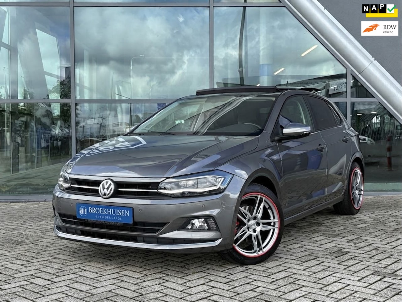 Volkswagen Polo - 1.0 TSI Highline Schuifdak / Camera / Navigatie - AutoWereld.nl