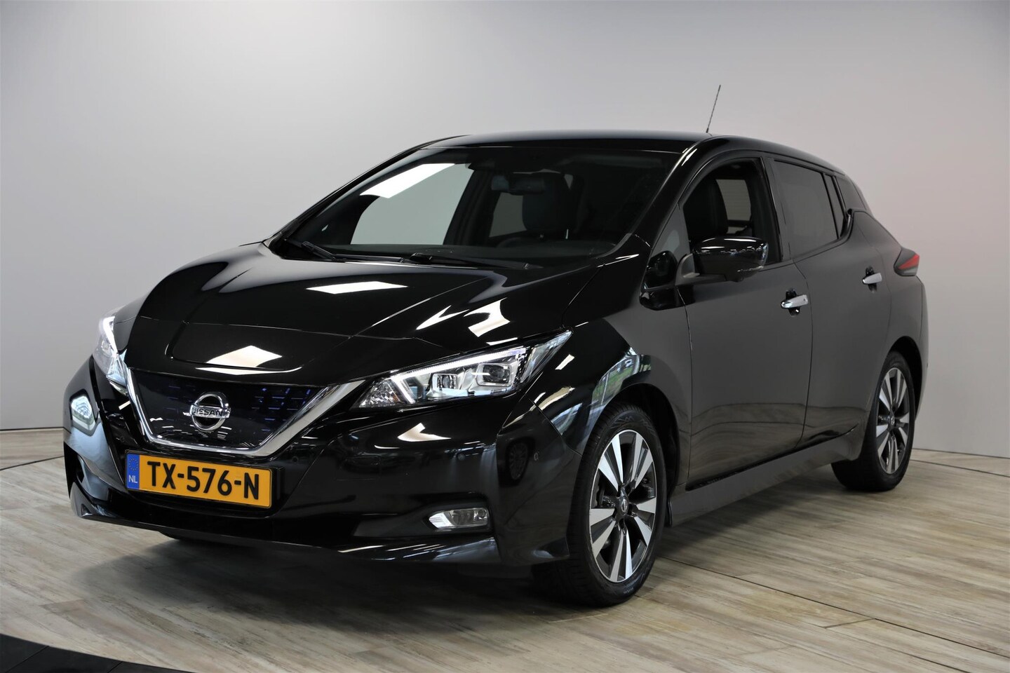Nissan LEAF - Tekna 40 kWh | Dealer onderhouden | Navi | Leder-alcantara. - AutoWereld.nl