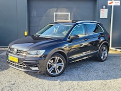 Volkswagen Tiguan - 1.4 TSI Connected Series Automaat PANO