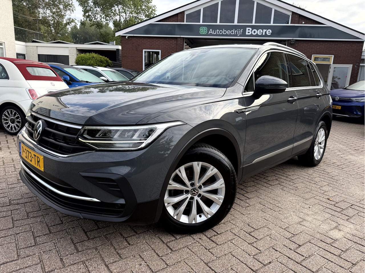 Volkswagen Tiguan - 1.5 TSI Life Business Winterpakket, Trekhaak, Camera - AutoWereld.nl