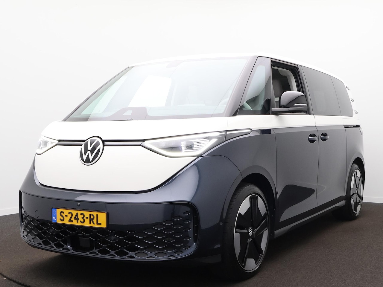 Volkswagen ID. Buzz - 1st Max 77kWh IQ light - Park Assist - ACC - Trekhaak - 360 Camera - Navigatie - SoH 98% - AutoWereld.nl