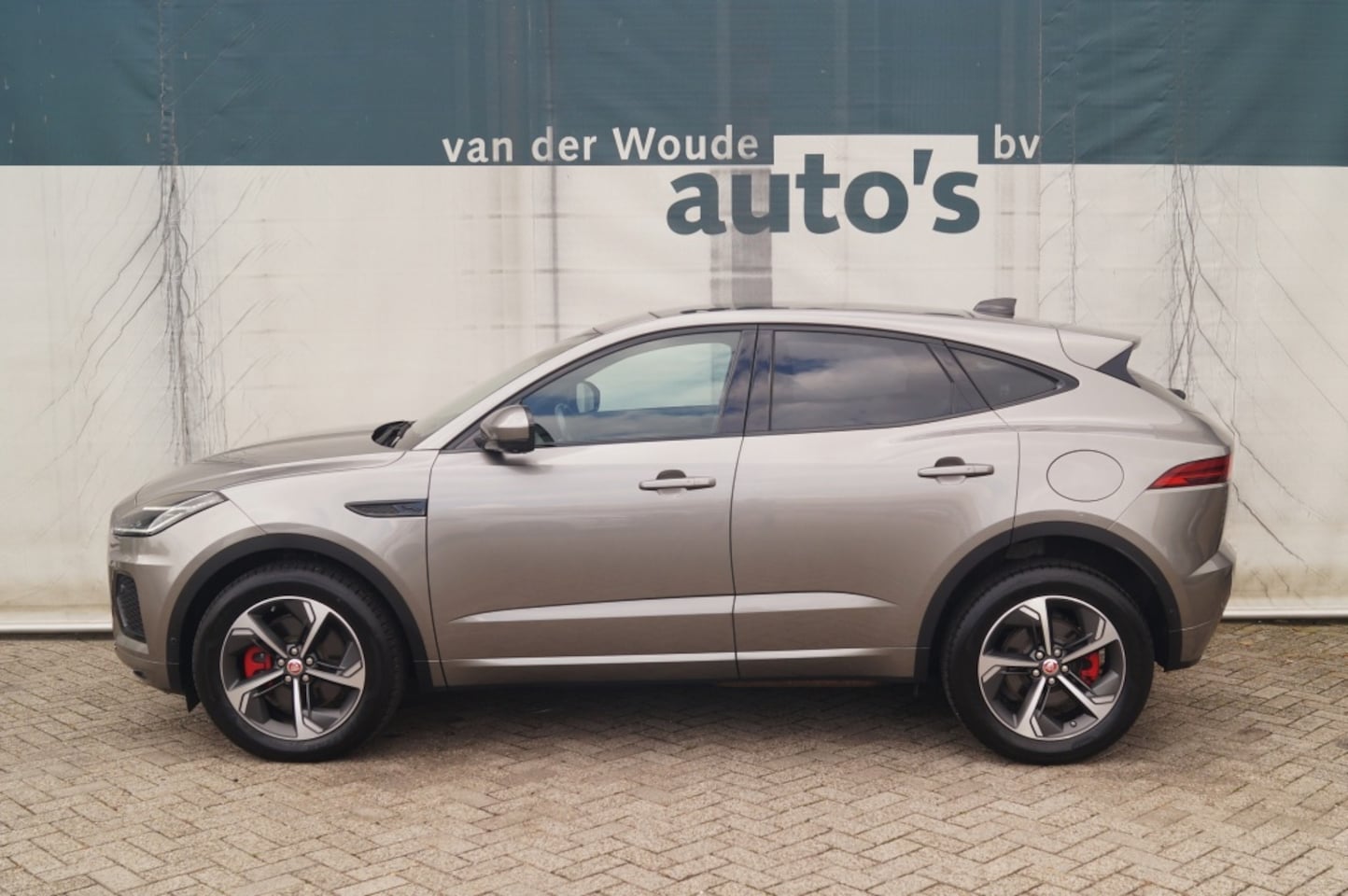 Jaguar E-Pace - 1.5 P300e AWD R-Dynamic HSE -LEER-PANO-CAM-ECC- - AutoWereld.nl