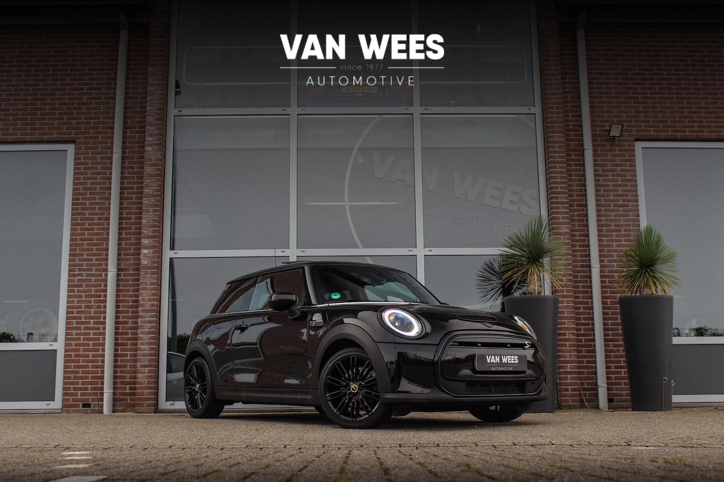 MINI Electric - MINI Yours 33 kWh | 1e eigenaar | NL auto | Driving Assistant | Apple Carplay | Panoramada - AutoWereld.nl