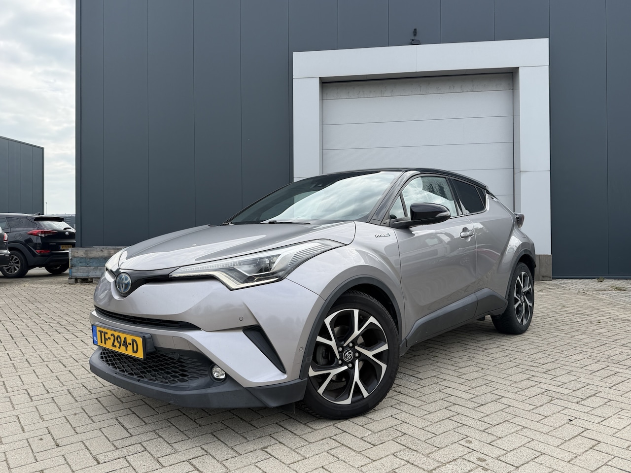 Toyota C-HR - 1.8 Hybrid Bi-Tone Plus Limited Automaat 122pk | Dodehoekdetectie | LED-koplampen | Park A - AutoWereld.nl
