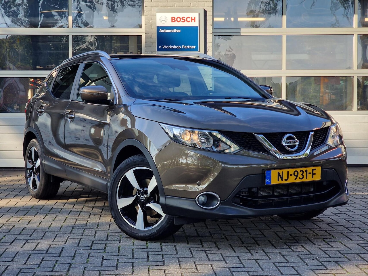 Nissan Qashqai - 1.2 N-Vision|Pano|Trekhaak|Clima|360-Camera|62.996KM - AutoWereld.nl