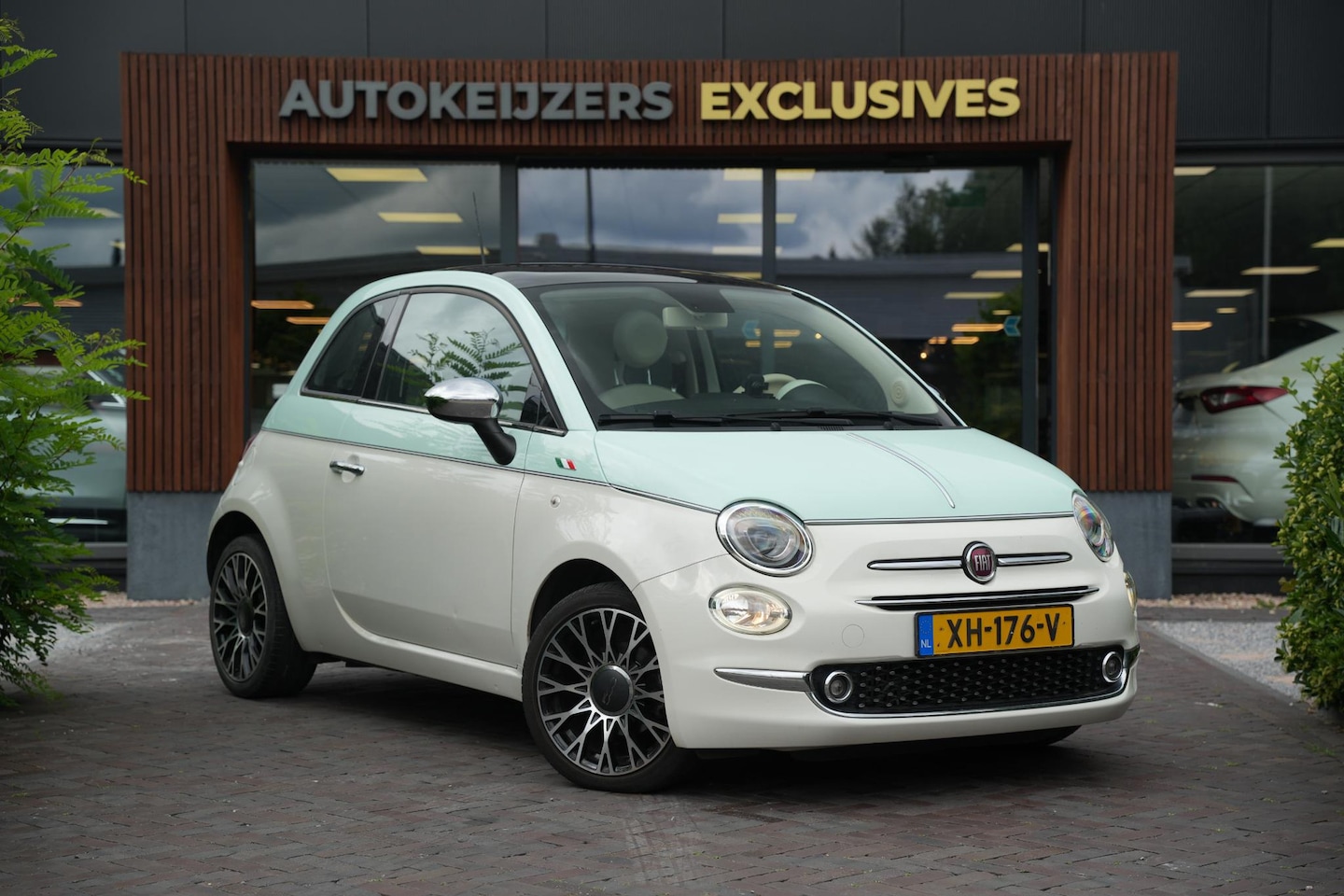 Fiat 500 - 0.9 TwinAir Turbo Collezione Panoramadak Airco Cruise Uconnect 16”LM Two Tone - AutoWereld.nl
