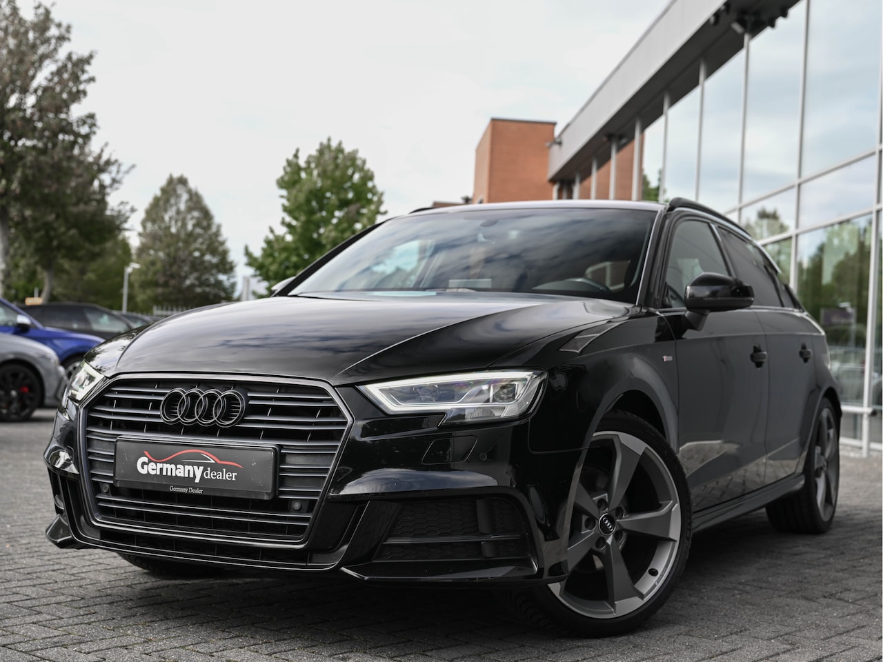Audi A3 Sportback - 1.5TFSI S-Line Black optic 18-Inch Navi Afgevlakt RS-Stuur Priveglas H-Leder - AutoWereld.nl