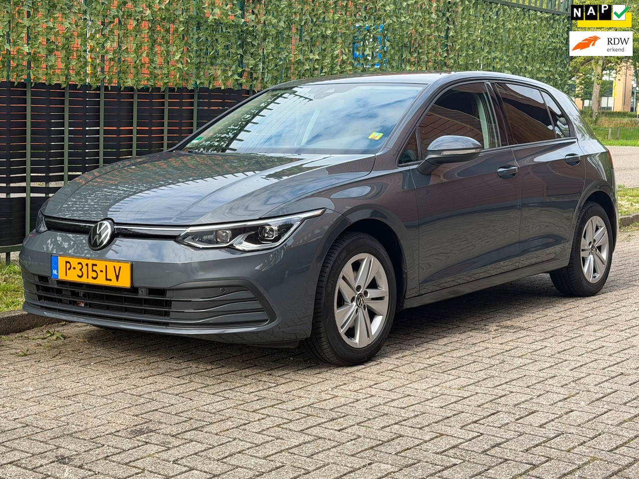 Volkswagen Golf - 1.0 TSI Life Business 2022 LED|CAMERA|NAP - AutoWereld.nl