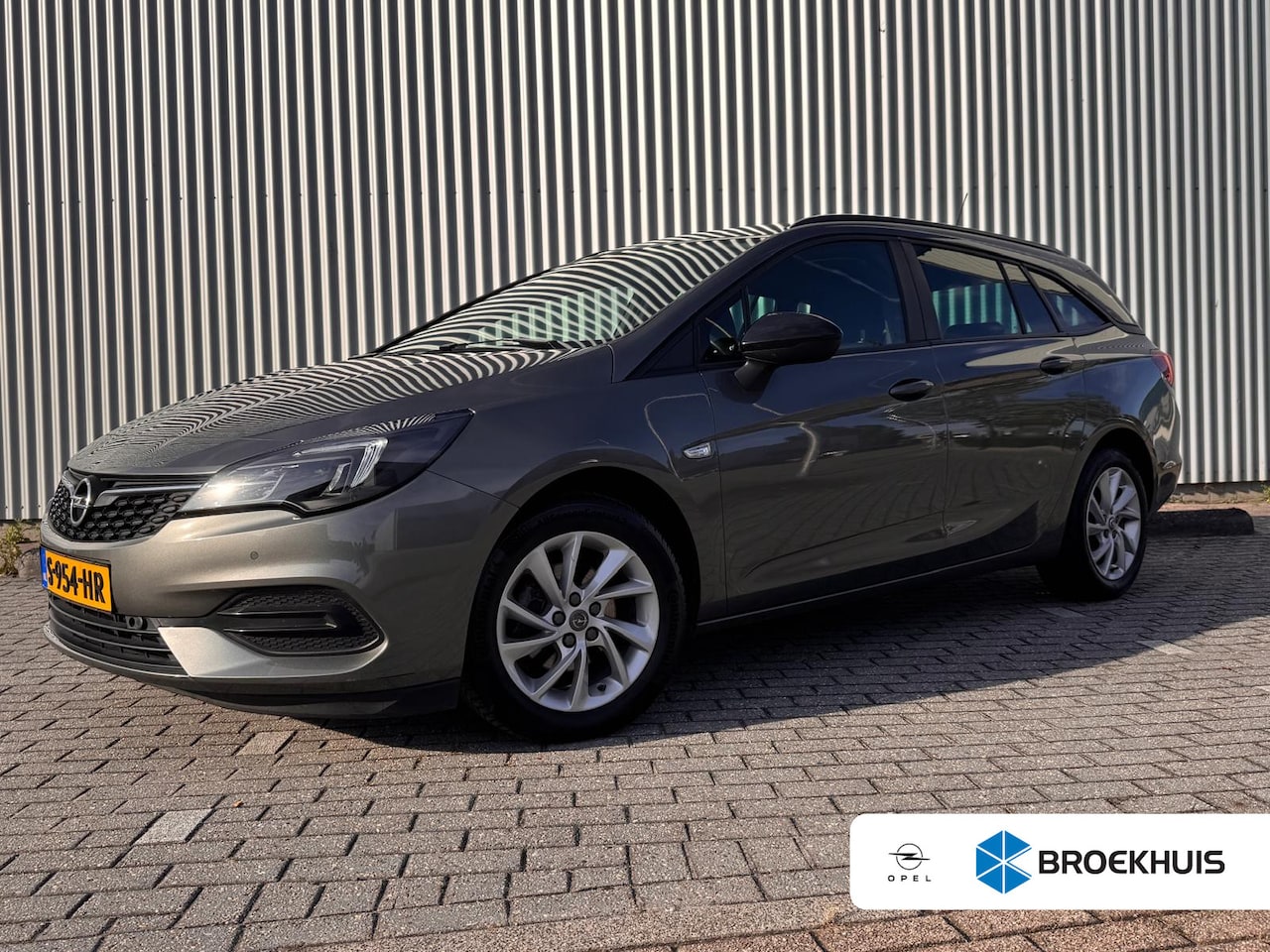 Opel Astra Sports Tourer - 1.2 Business Edition | Trekhaak | Stoel/Stuurverwarming | Navigatie | Camera | Cruise Cont - AutoWereld.nl