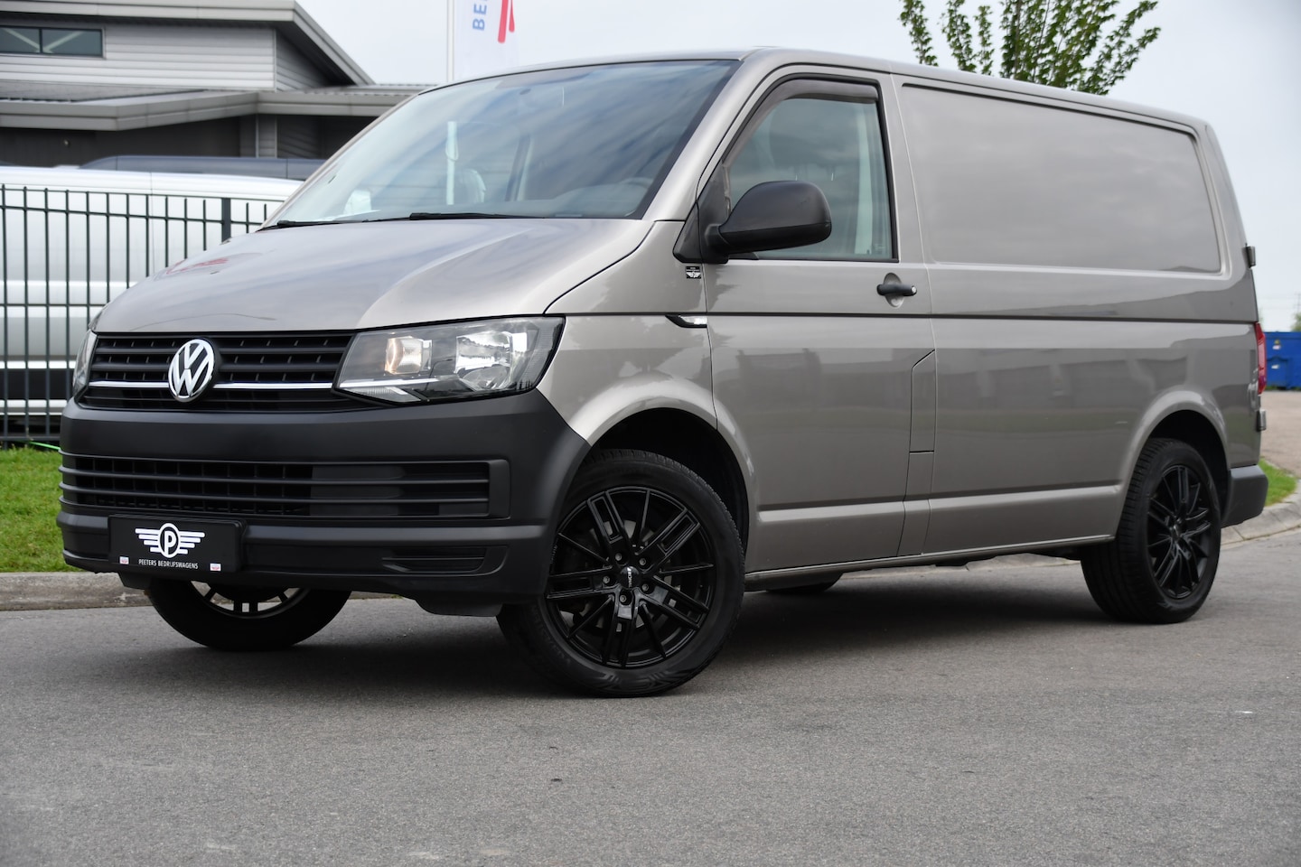 Volkswagen Transporter - 2.0 TDI L1H1 PB Edition Camera, Airco, Trekhaak, Multimedia, 85pk, Radio, Uniek! - AutoWereld.nl