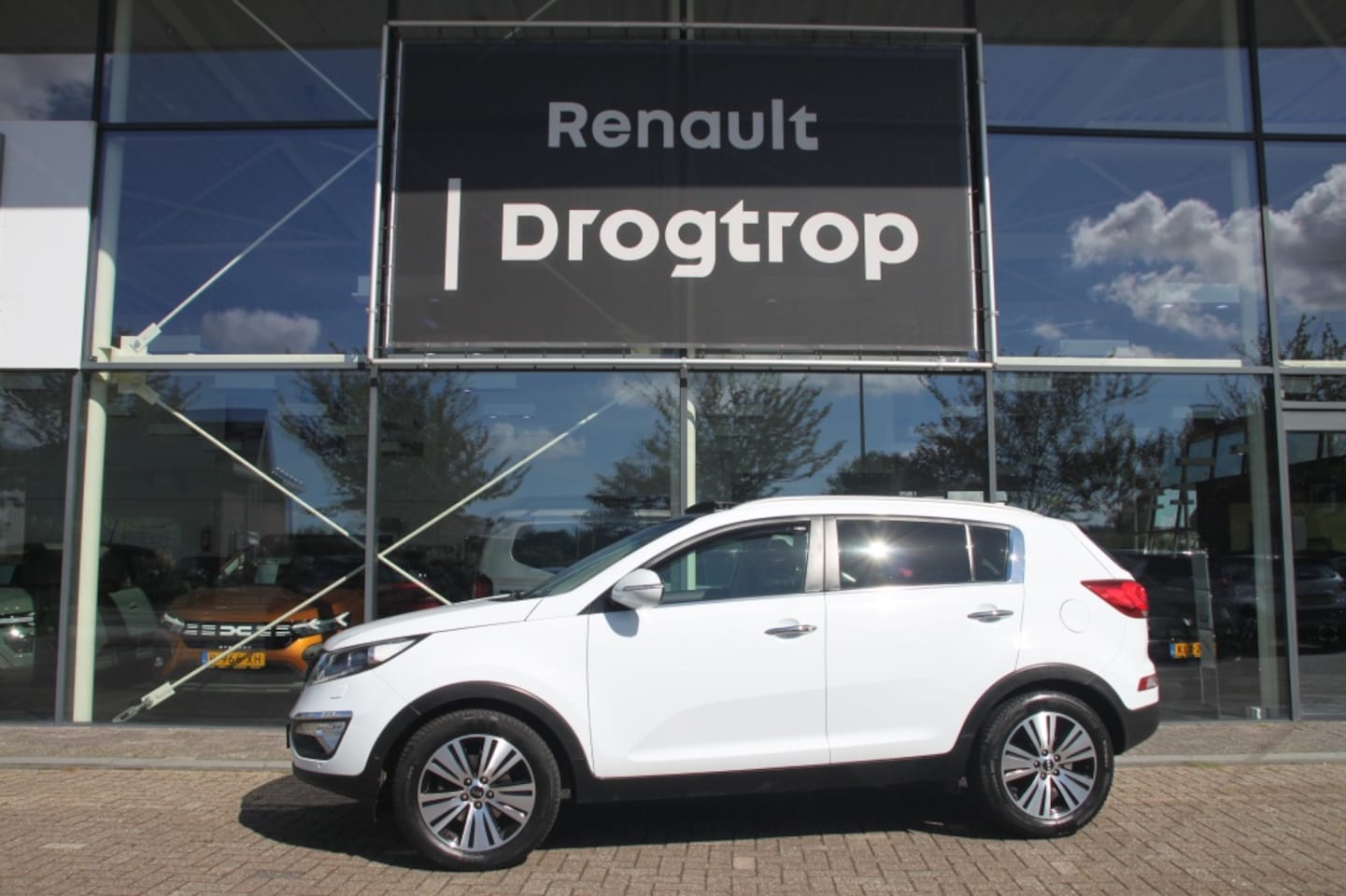 Kia Sportage - 166PK-BUSINESS PLUS-AUTOM-136DKM-NAVI-SCHUIF/KANTELDAK-ALL SEASONS- - AutoWereld.nl