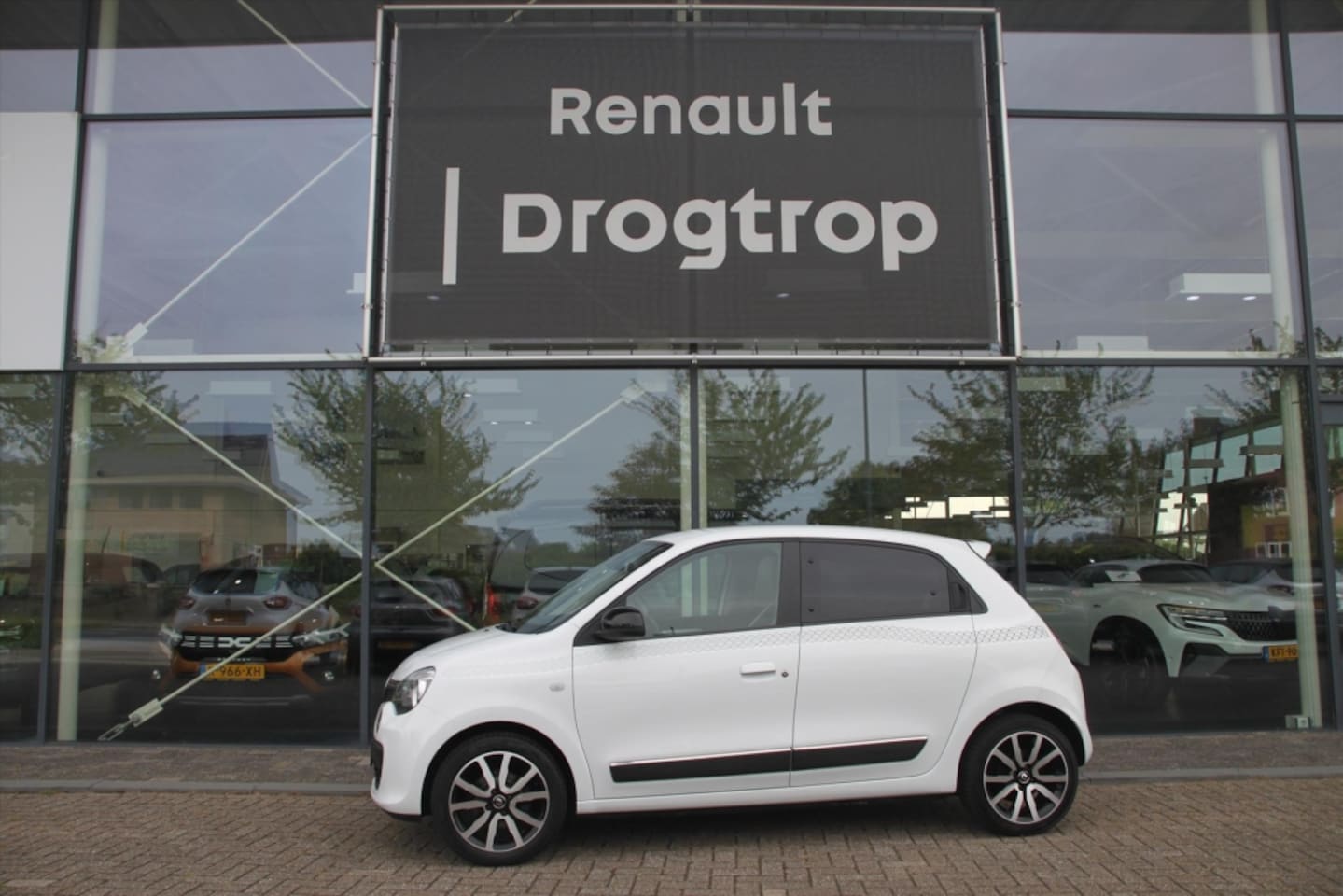 Renault Twingo - 90PK-DYNAMIQUE-AUTOM-87DKM-NAVI-CRUISE-CAMERA- - AutoWereld.nl