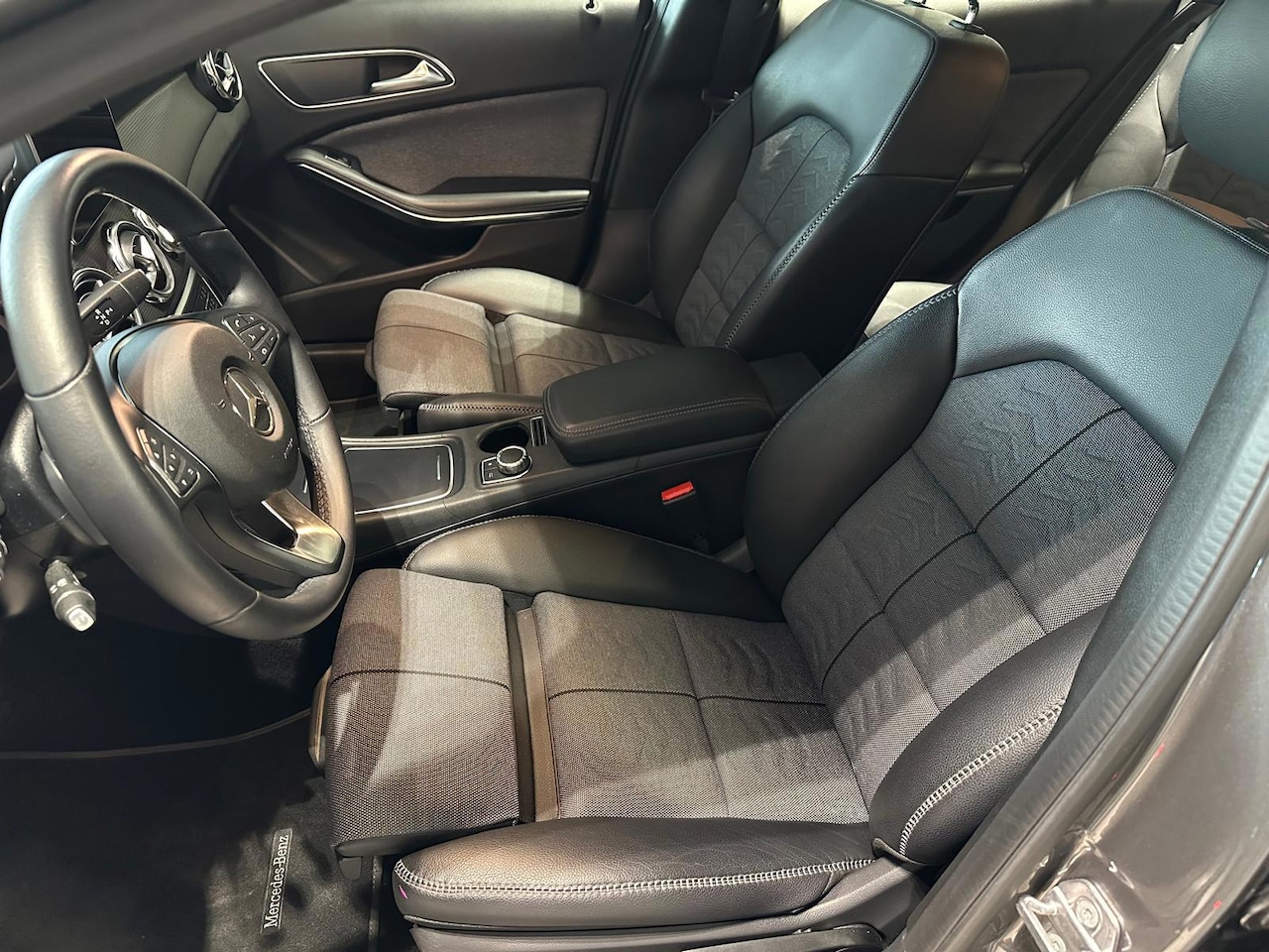 Mercedes-Benz GLA-Klasse - 180 Business Solution Limited | Clima | Camera | Led | Automaat