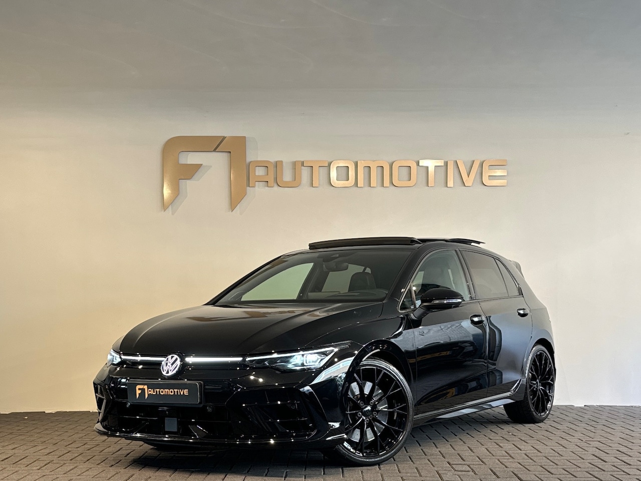 Volkswagen Golf - 2.0 TSI 4Motion R Black Edition Pano|Akra|Memory|360 - AutoWereld.nl