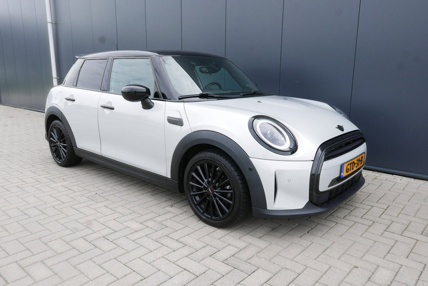 MINI 5-Deurs - 1.5 136 PK Cooper Business Edition AUT,NAVI,CLIMA,LED,PDC,5 DEURS. - AutoWereld.nl
